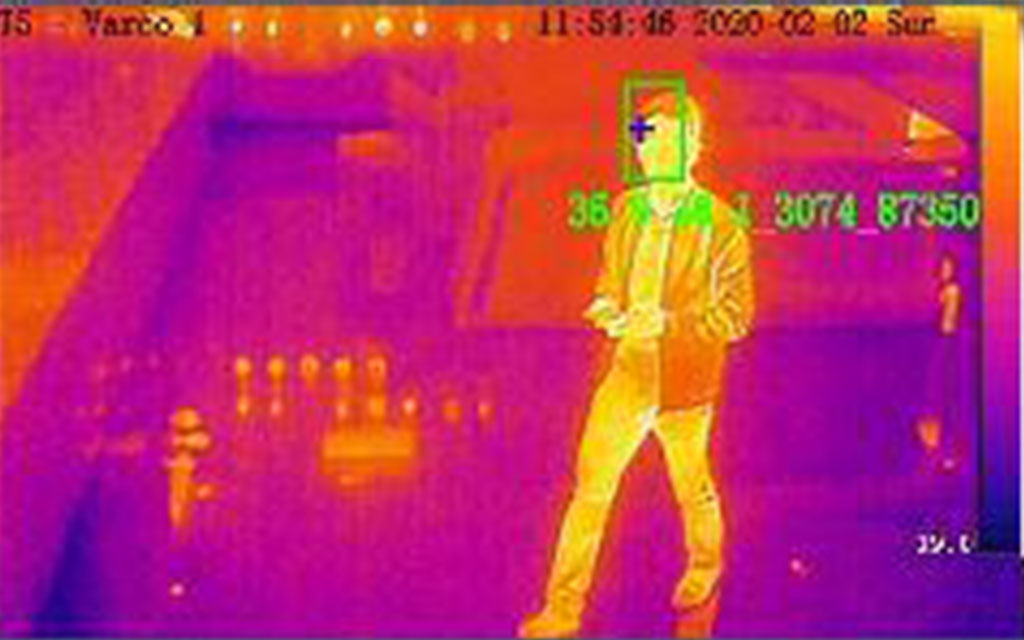 foto di una persona a cui è rilevata la temperatura con telecamera termica